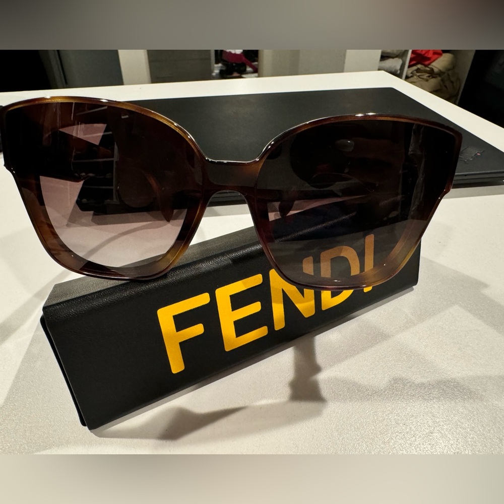 Fendi Sunglasess FE400981
